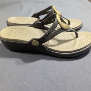 Crocs Wedge Sandals Sanrah Flip Flops Size 7 Womens Brown‎